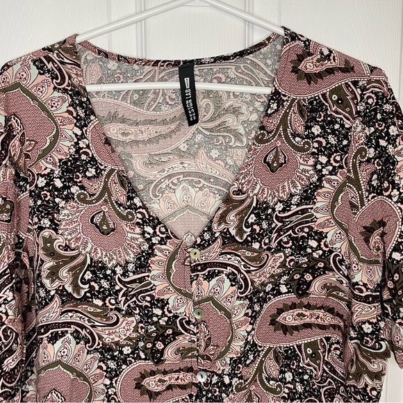 Lord and Taylor Design Lab Paisley tie front blouse. 1X - Picture 3 of 8